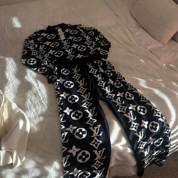 Black and White LV Logo Sweater and Pants Set Small - Picture 2 of 5